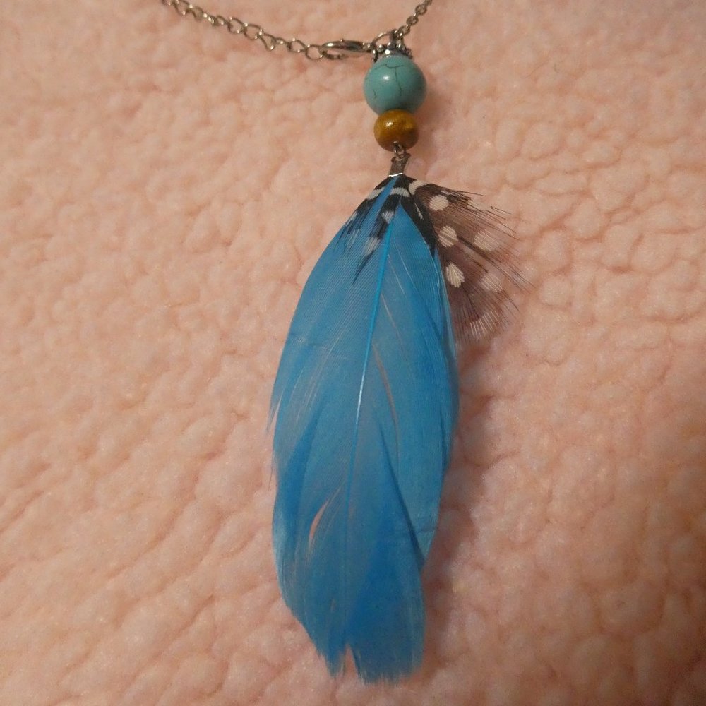 ARDENE Beautiful beaded blue feather necklace